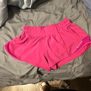 Magenta/Pink Hotty Hot Low-Rise Lined Shorts 2.5 Lululemon, Size 2